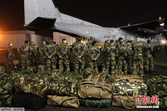 當(dāng)?shù)貢r(shí)間1月7日，法國(guó)軍人抵達(dá)巴黎布爾歇機(jī)場(chǎng)。他們將被部署在巴黎，以增強(qiáng)巴黎市的安保力量。