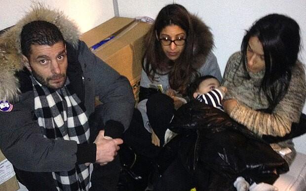 照片顯示了部分人質(zhì)躲藏于冷藏室中的情景。