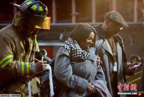 當(dāng)?shù)貢r間1月12日，美國華盛頓市中心朗方廣場站突然冒出濃煙，事件導(dǎo)致一名女性喪生。