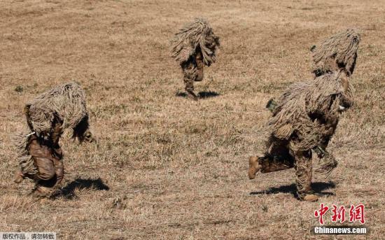 資料圖：當?shù)貢r間2015年1月11日，日本船橋市，日本自衛(wèi)隊進行新年軍演，大約500名軍人和24架飛機參與了本次演習。 視頻：日本敲定史上最大規(guī)模國防預算費來源:央視軍事農(nóng)業(yè)