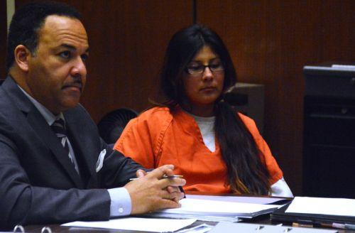 嫌犯卡門（中）在初審法庭上。（僑報(bào)網(wǎng)：圖片由法庭指定攝影師提供）