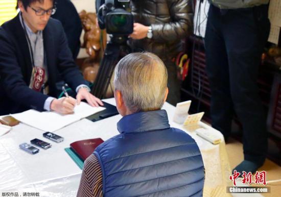 當?shù)貢r間1月25日，日本千葉市，日本遭“伊斯蘭國”綁架人質湯川遙菜的父親接受媒體采訪。伊斯蘭國武裝(IS)24發(fā)布視頻顯示，其中一位被綁架日本人質湯川遙菜(Haruna Yukawa)已經(jīng)被該組織殺害。日本政府表示將驗證視頻的真實性。 視頻：關注日本人質事件：極端組織視頻顯示一人質已遭殺害來源:央視新聞