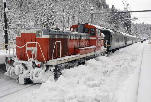 JR一臥鋪特急列車，因大雪在JR奧羽線津輕湯站附近拋錨，約130名乘客不得不在車上過夜。