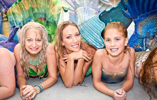 一年一度的Merfest大會在美國凱里舉行，數(shù)百男女齊聚那里慶祝成為“人魚”。（網(wǎng)頁截圖）