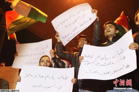 約旦軍方宣布，被極端組織“伊斯蘭國(guó)”劫為人質(zhì)的飛行員卡薩斯貝已遭殺害，憤怒的抗議群眾聚集首都安曼。 視頻：約旦政府談人質(zhì)遇害：一定會(huì)做出強(qiáng)有力回?fù)魜?lái)源:央視新聞