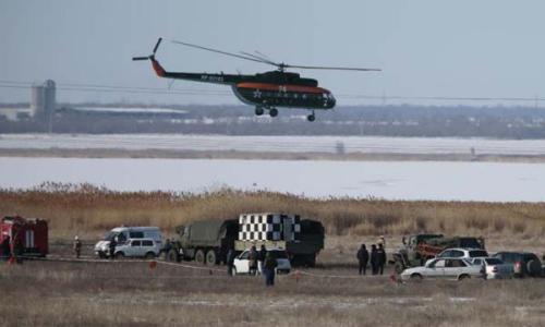 圖片說明：當(dāng)?shù)貢r(shí)間2月11日，一架俄羅斯蘇—24轟炸機(jī)在著陸過程中墜毀，救援人員正在偵察失事區(qū)域。(