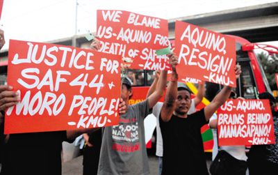 2月3日，菲律賓馬尼拉，民眾舉行示威游行悼念遇難的44名特警，并要求總統(tǒng)阿基諾下臺，對此次反恐行動失敗負(fù)責(zé)。