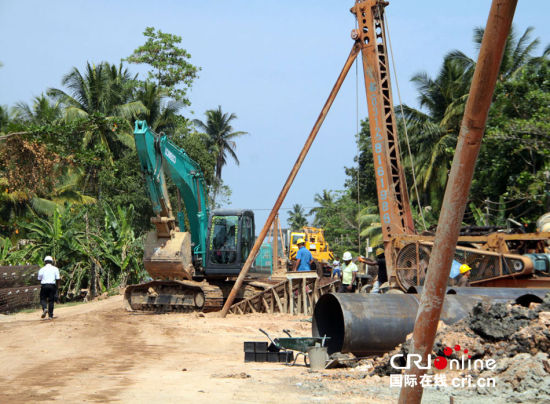 　斯里蘭卡南部鐵路項(xiàng)目施工現(xiàn)場(chǎng)。一臺(tái)打樁機(jī)正在進(jìn)行鐵路橋橋墩作業(yè)。(攝影：孫洋)