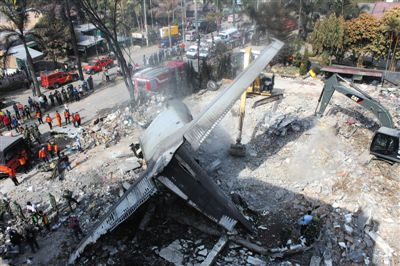 7月1日，搜救人員在印尼軍機(jī)墜毀現(xiàn)場進(jìn)行搜救和清理工作。