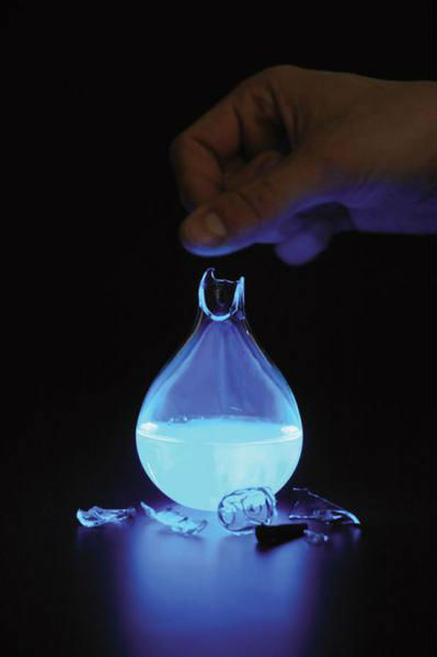 荷蘭藝術(shù)家發(fā)明人血燃料燈，一滴血照亮整間房。圖片來(lái)源：新加坡《聯(lián)合早報(bào)》網(wǎng)站