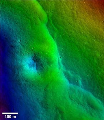 不只月球引力影響地球，科學家借由月球表面數(shù)千的裂縫推斷，地球引力似乎正對月球表面造成嚴重影響