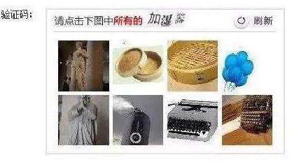 澎湃新聞記者從鐵路上海站了解到，目前窗口售票采用的系統(tǒng)與12306網(wǎng)購不同，購票者通過身份證件的驗證，即可購票。根據(jù)往年經(jīng)驗，每年臘月二十三到二十九的火車票最為緊俏，對應的網(wǎng)絡購票日期為12月4日至10日，春運火車票搶票也進入最白熱化的狀態(tài)。對此，鐵路部門提醒，如果沒能在第一時間買到票，旅客不妨在起售時間30分鐘后、開車前15天和開車前1天三個時間點“撿漏”，可能會有意外的收獲。