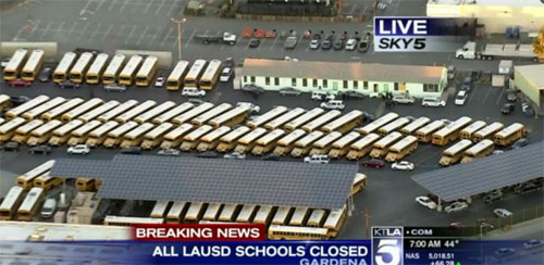 圖：美國KTLA電視臺直播畫面顯示，洛杉磯聯(lián)合學(xué)區(qū)校巴已被叫停，家長被通知暫不能送孩子上學(xué)。