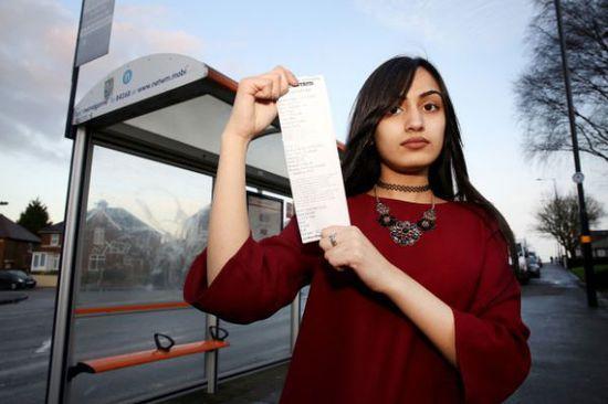 事發(fā)當(dāng)時(shí)薩迪克并未帶任何身份證件，無法證實(shí)自己真的只有15歲，百口莫辯的她，最后只好在全車乘客的注目下被趕下車和罰款，被迫走路回家。