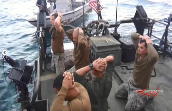 圖為美國大兵雙手抱頭，跪地道歉。