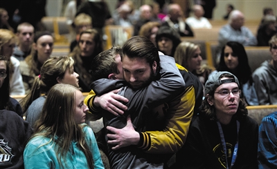 2月21日，美國(guó)密歇根州卡拉馬祖縣，連環(huán)槍擊案發(fā)生后，民眾在教堂禱告。