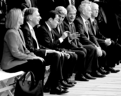 10日，七國外長觀看日本傳統(tǒng)歌舞表演期間，美國國務(wù)卿克里與日本外相岸田文雄在交頭接耳