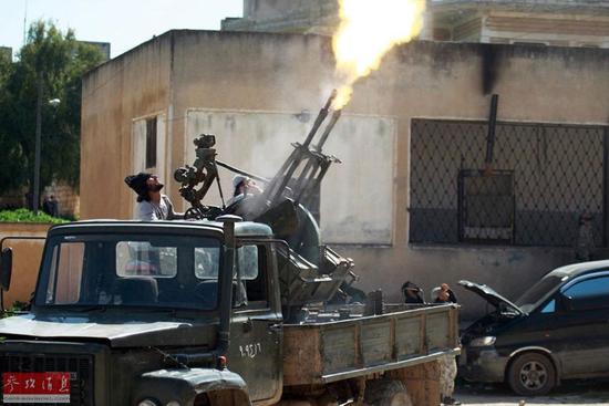 圖為反對(duì)派向政府軍的戰(zhàn)機(jī)開(kāi)火。