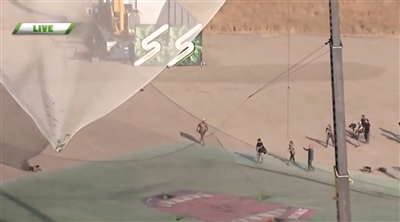 艾金斯成功落到一個1/3足球場大小的安全網(wǎng)上。