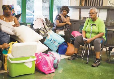 人們在美國佛羅里達州邁阿密的一個安置點休息。新華社發(fā)