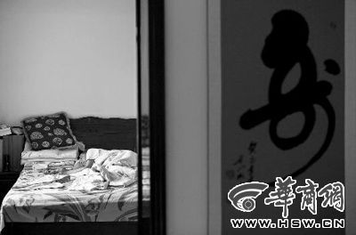 昨日，徐萬(wàn)發(fā)躺在自家床上，鼻子插著氧氣管 記者張杰攝