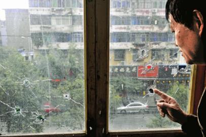 10月17日，朱先生家窗戶被擊穿。