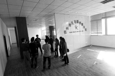 曾經(jīng)看似正規(guī)且豪華的公司，如今空空如也，只剩進(jìn)門處的公司名稱還赫然在目