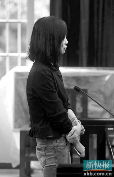 昨日，何敏在庭上抿著嘴不停抹眼淚。新快報記者孫毅/攝