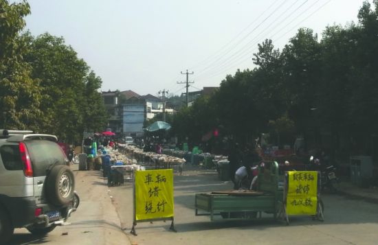 簡陽董家埂鄉(xiāng)，主干道被占道擺酒席