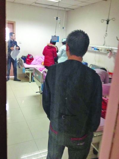 男孩一家神情凝重。