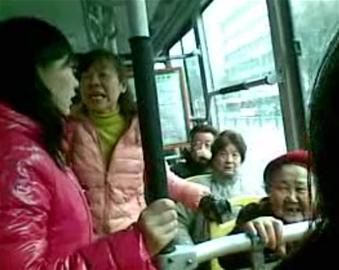 女孩沒給老太讓座被人批。