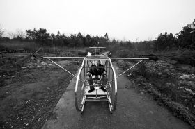 3月12日，汨羅白塘鄉(xiāng)趕洲村，李厚勝坐在他的“魚鷹直升機”上。圖/記者謝長貴