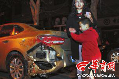 豐慶路226號(hào)的足浴店起火殃及樓下車輛，一個(gè)車主將車搶救出來后仍驚魂未定