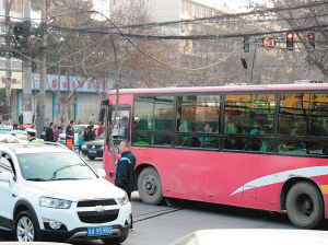 一個(gè)多小時(shí)，除了短暫的休息，郭師傅一直在車流中舉著木棍 圖片由市民孫先生提供
