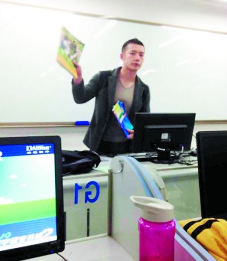 讓甘麟翰爆紅的，就是這張商學(xué)院大一學(xué)生在課堂上拍攝的照片。