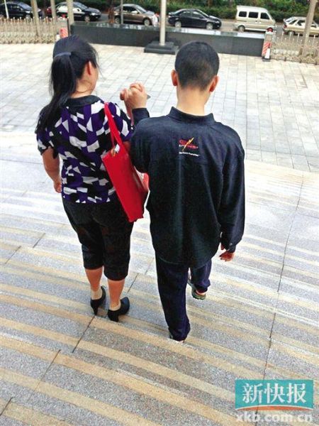 李星兒與媽媽蔣女士牽手走出法院。 新快報(bào)記者 張國鋒/攝