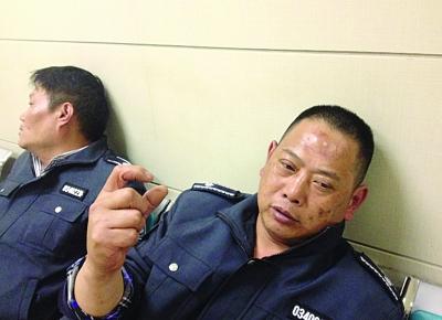 被打傷的城管隊員。陳郁攝