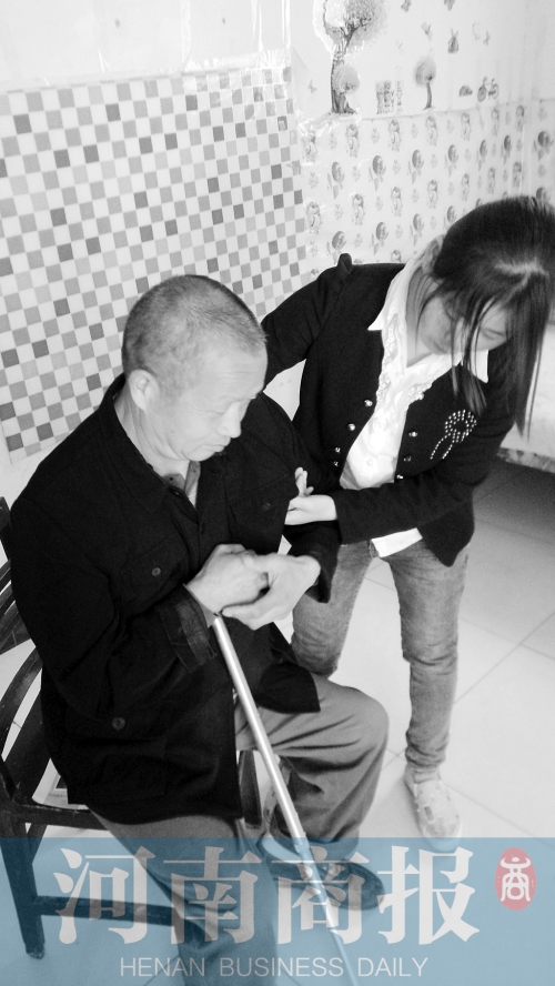 為了方便照顧爸爸，曾現(xiàn)春在學(xué)校旁邊租了一間房子