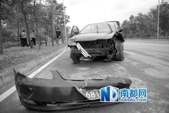 男子搶的比亞迪轎車車頭損毀嚴(yán)重。