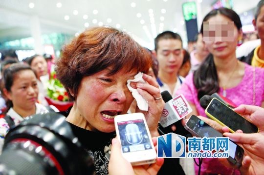 昨日，被拐25年的翁女士(粉紅色衣服者)與生母在深圳機(jī)場見面。