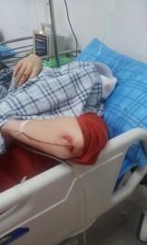 砸窗當事人胡女士在醫(yī)院接受治療。