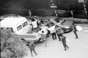 沖突現(xiàn)場，協(xié)管員揮拳打向女商販 視頻截圖