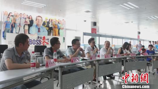 　招聘會(huì)現(xiàn)場(chǎng)，用人單位老板一字排開(kāi)，與求職者面對(duì)面交流　李超慶　攝