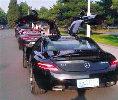 近日，一組“北體大畢業(yè)典禮豪車云集堪比車展”組圖在網(wǎng)絡(luò)爆紅。網(wǎng)絡(luò)截圖