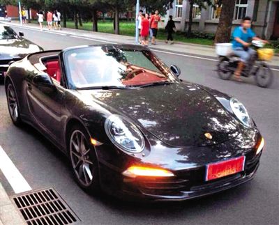 近日，一組“北體大畢業(yè)典禮豪車云集堪比車展”組圖在網(wǎng)絡(luò)爆紅。網(wǎng)絡(luò)截圖