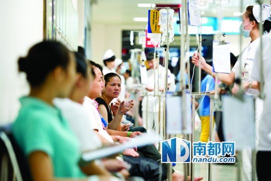 醫(yī)院走道坐滿了打吊針的員工。