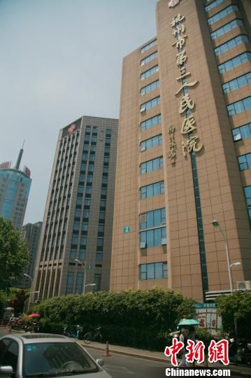 事發(fā)的醫(yī)院門口。 李晨韻 攝