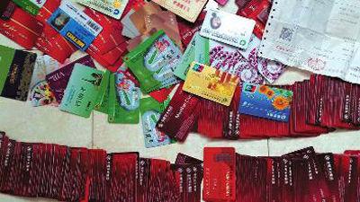 房云云向華商報記者提供的贓物圖片,包括購物卡、銀行卡等