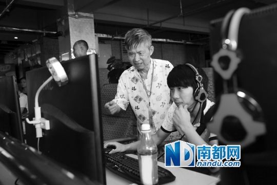 多地現(xiàn)老年網(wǎng)吧監(jiān)督隊 網(wǎng)友：還是安心跳舞吧