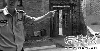 昨日，西安市閻良區(qū)譚家村，警方在孫某家調查 記者 黃利健 攝